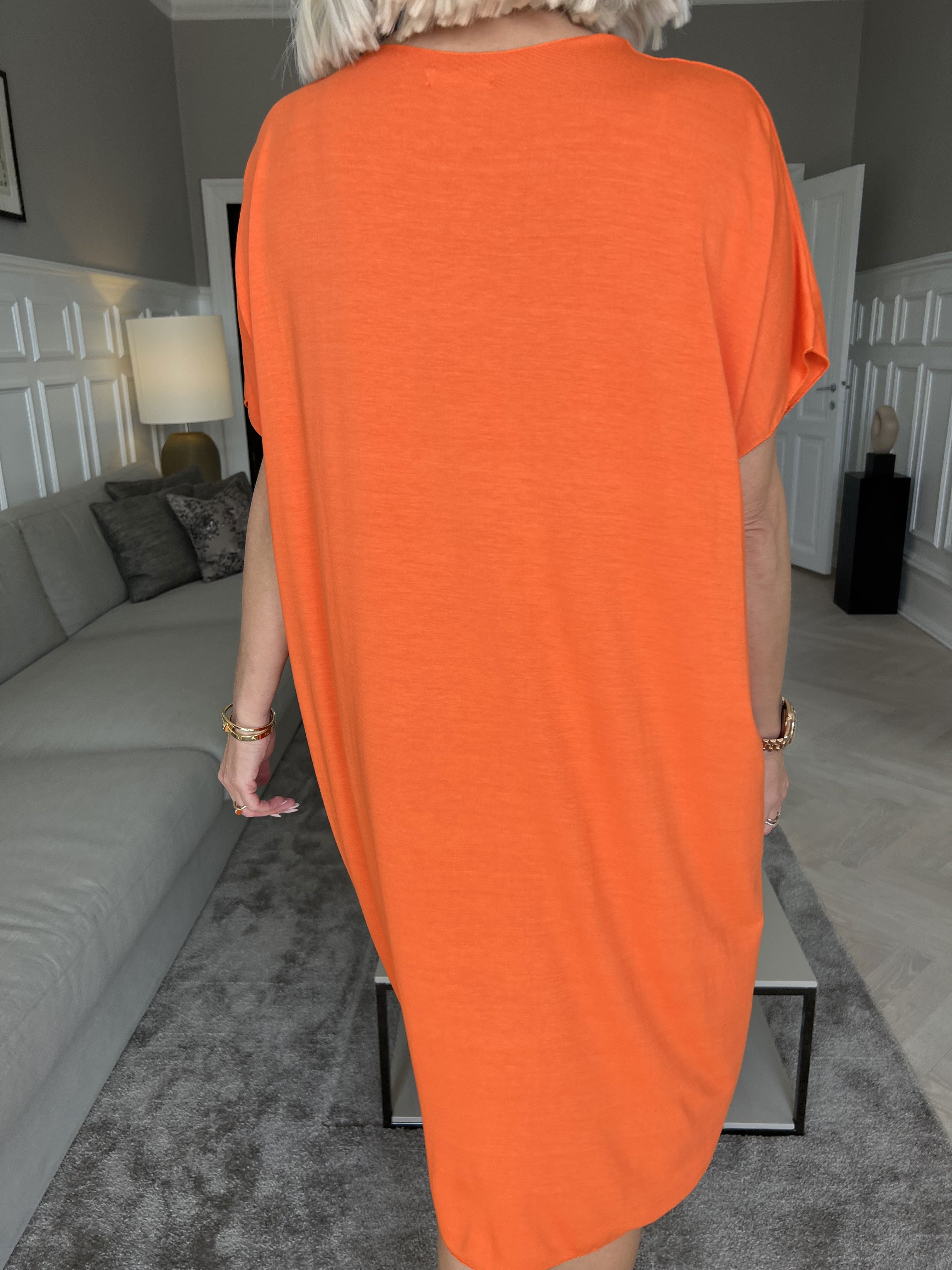 Vogue - Oversized t-shirtkjole i viskose med guld skrift